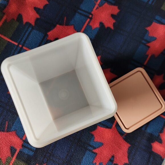 Tupperware Square Saltine Saver Container w/ Pink Lid - Picture 3 of 5